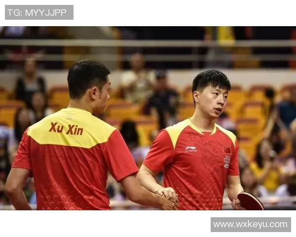 马龙与足球明星同框合影展现体育精神与友谊的精彩瞬间