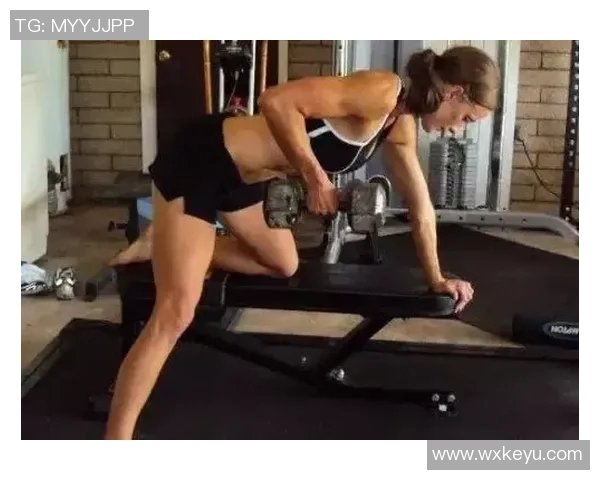 哑铃练背的有效动作有哪些及其正确的训练方法解析